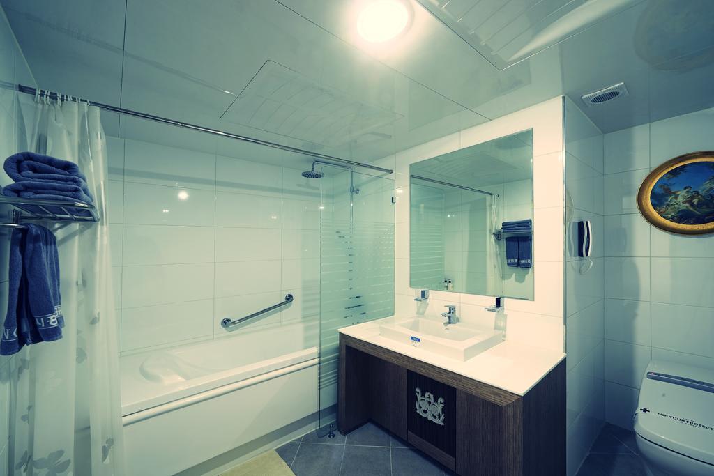 Benikea Premier Hotel Siheung Bagian luar foto