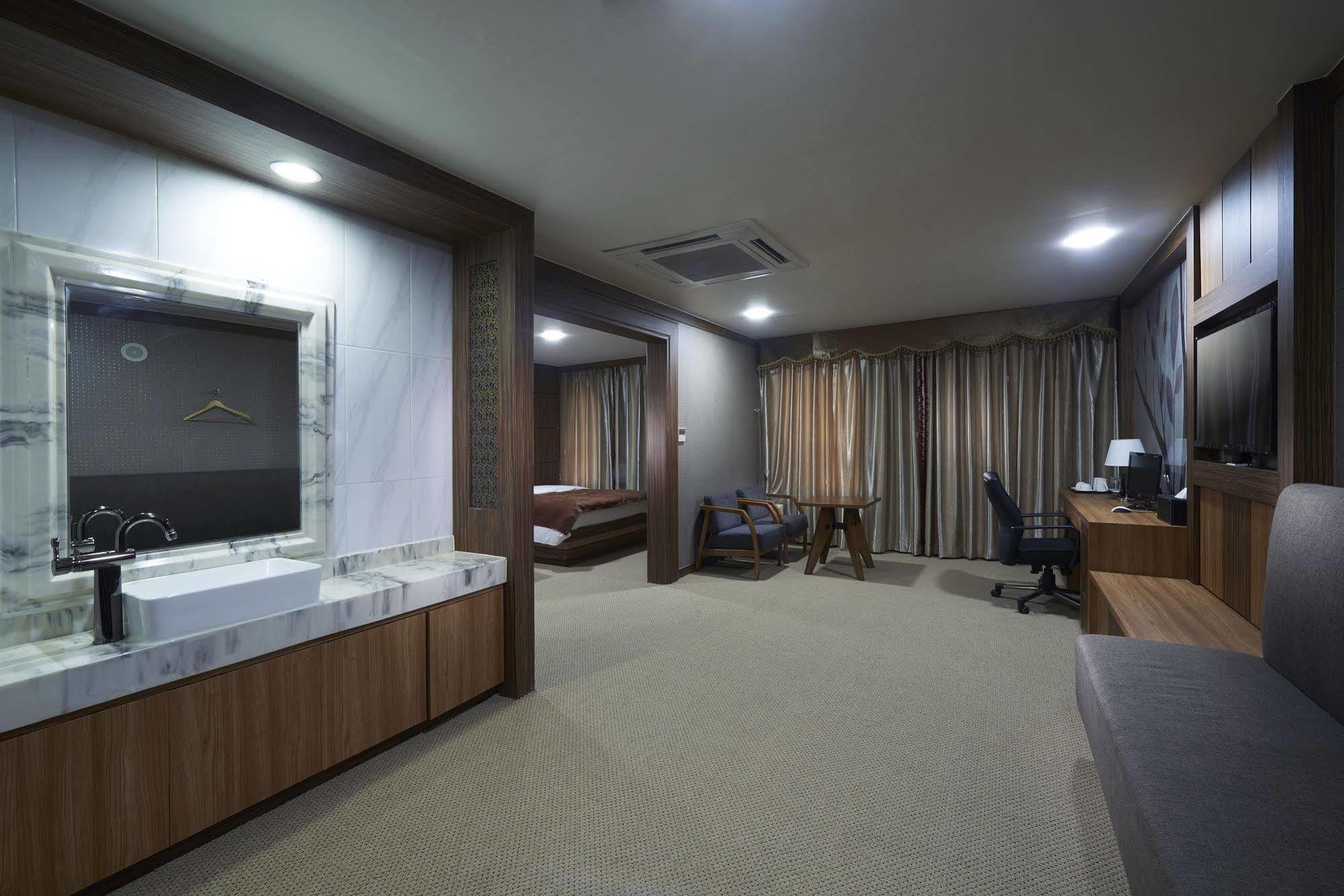 Benikea Premier Hotel Siheung Bagian luar foto