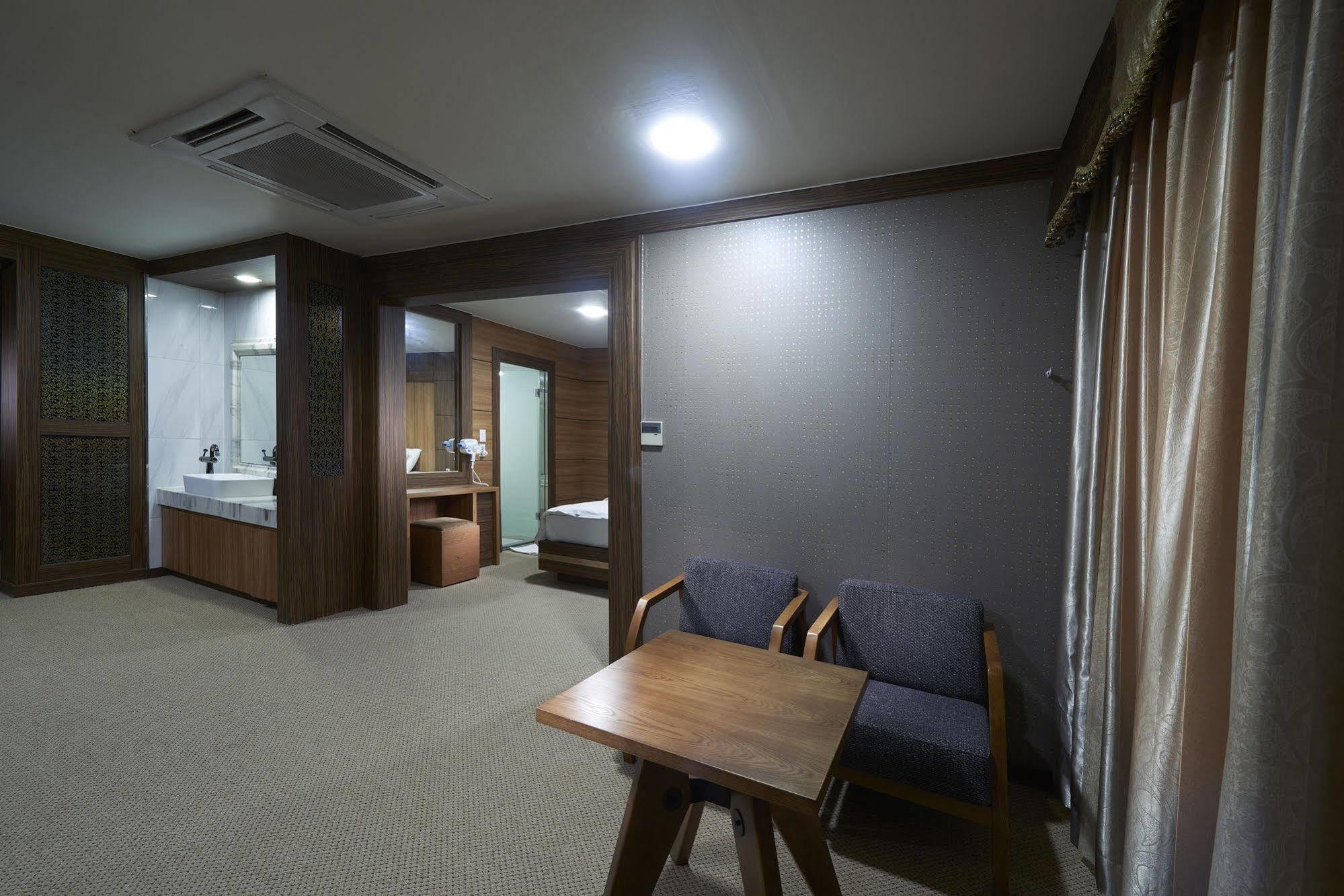 Benikea Premier Hotel Siheung Bagian luar foto