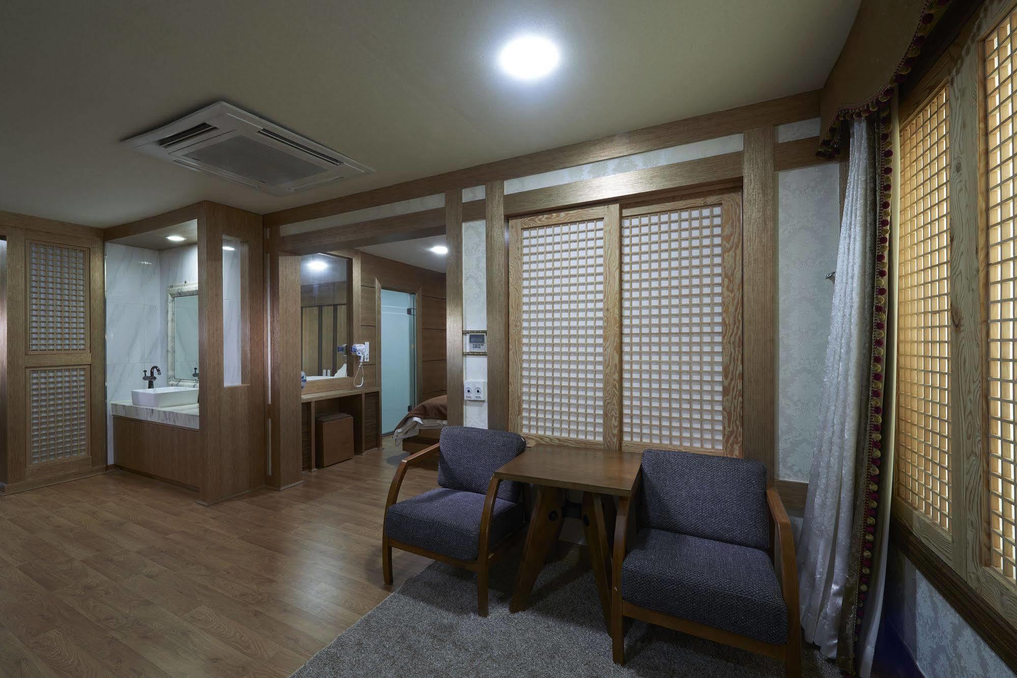 Benikea Premier Hotel Siheung Bagian luar foto