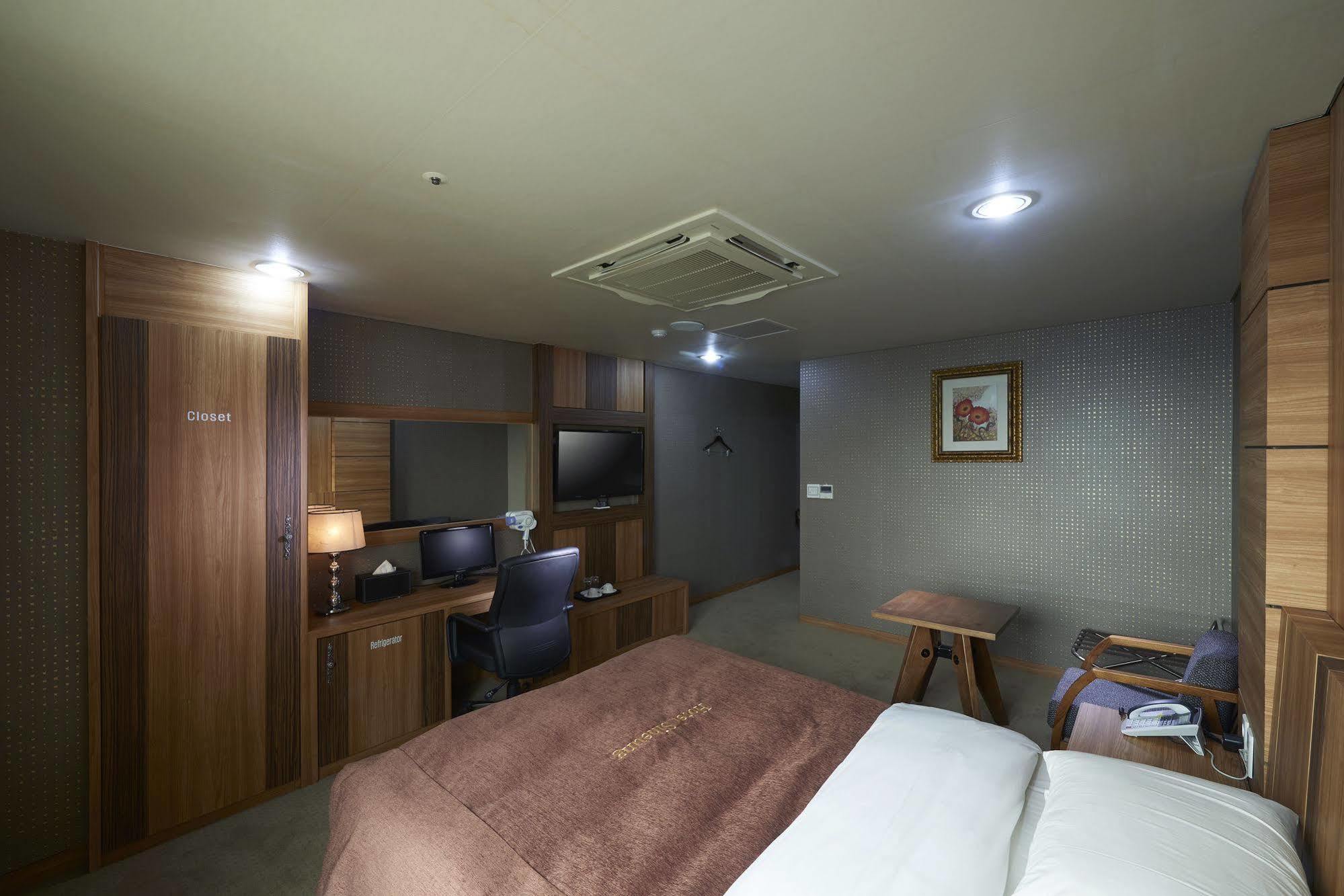 Benikea Premier Hotel Siheung Bagian luar foto
