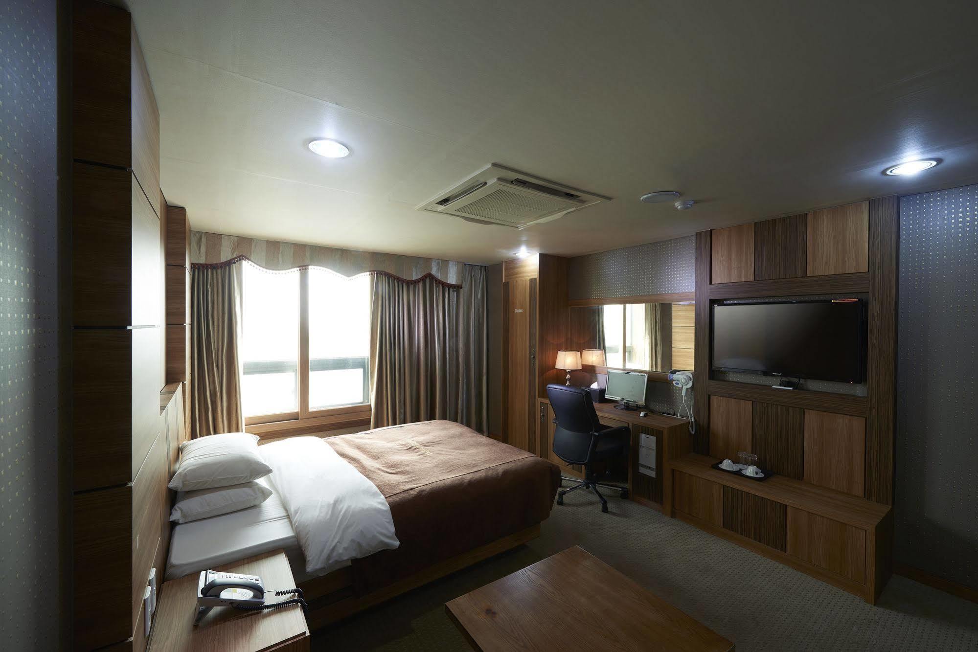 Benikea Premier Hotel Siheung Bagian luar foto