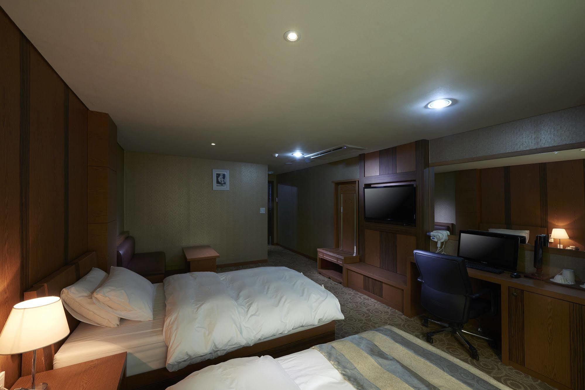 Benikea Premier Hotel Siheung Bagian luar foto