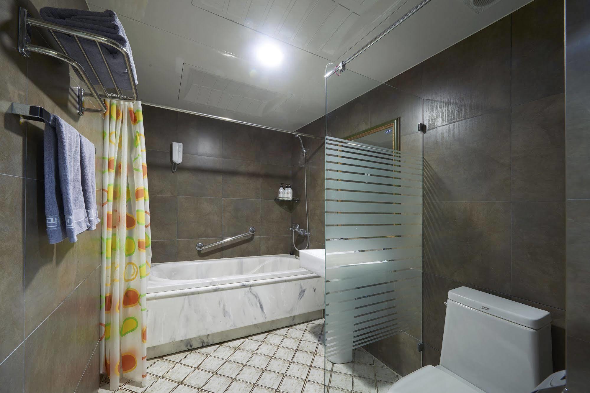 Benikea Premier Hotel Siheung Bagian luar foto