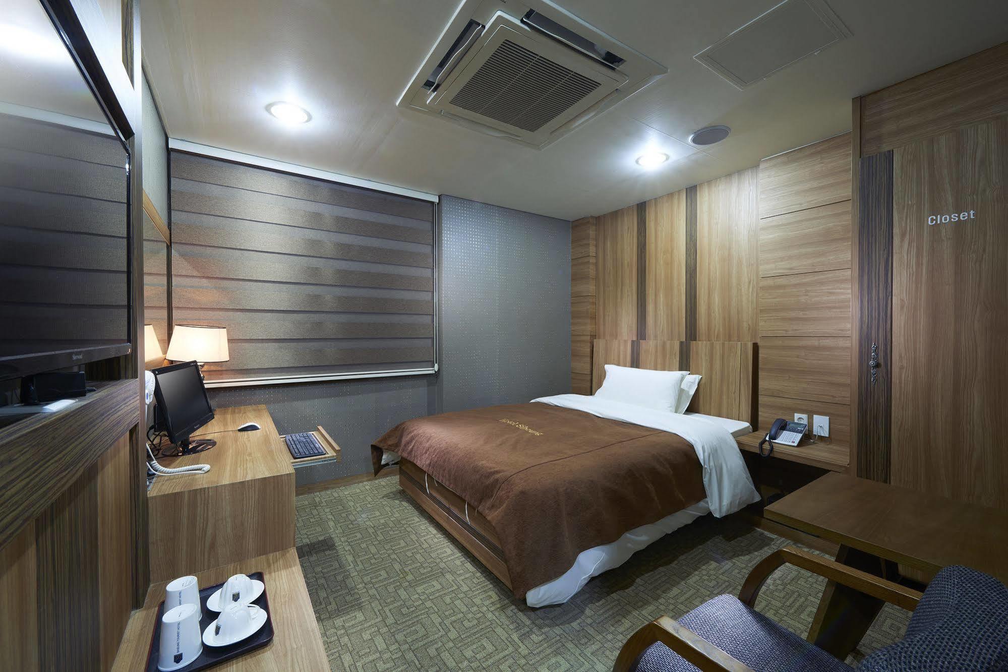 Benikea Premier Hotel Siheung Bagian luar foto
