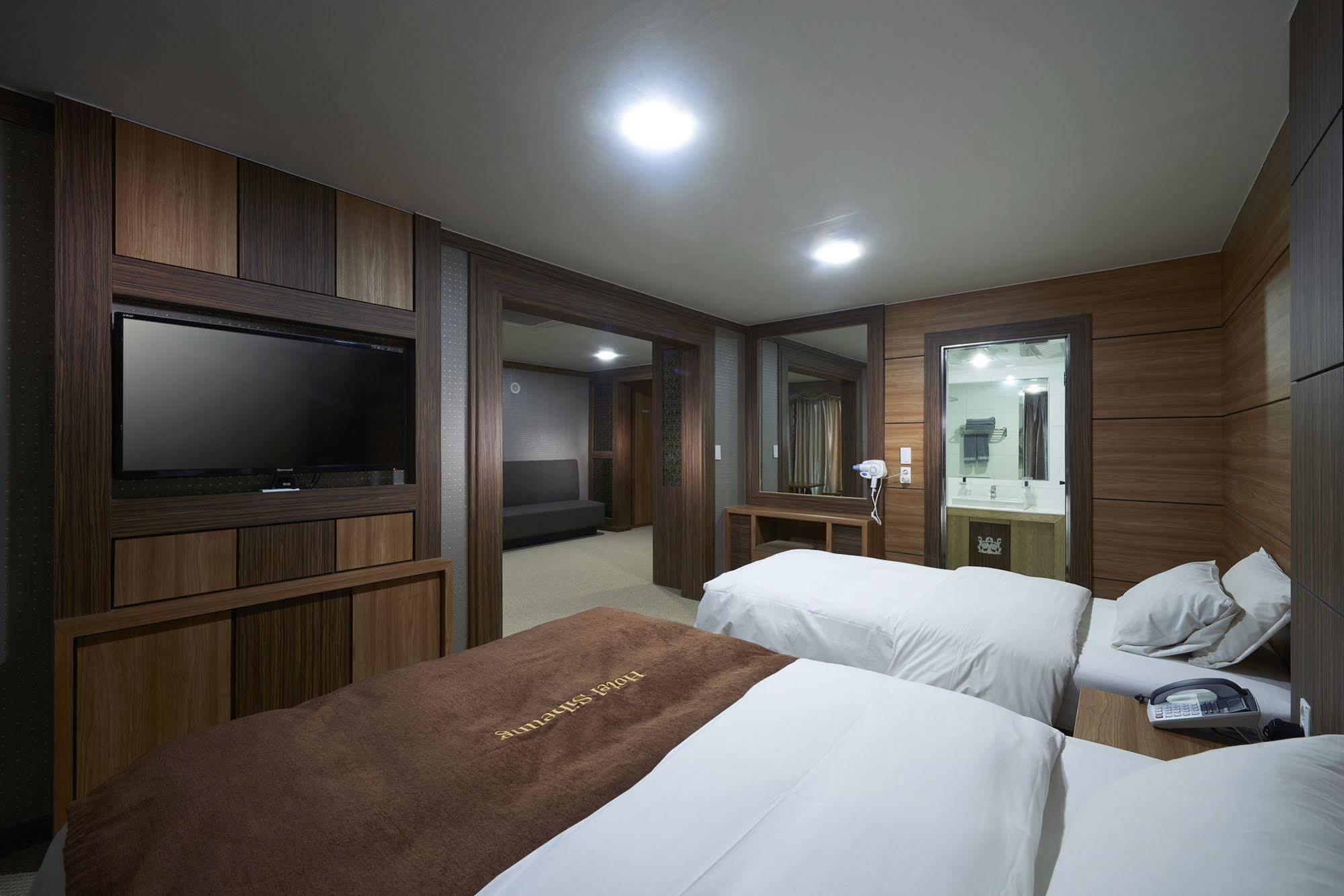 Benikea Premier Hotel Siheung Bagian luar foto