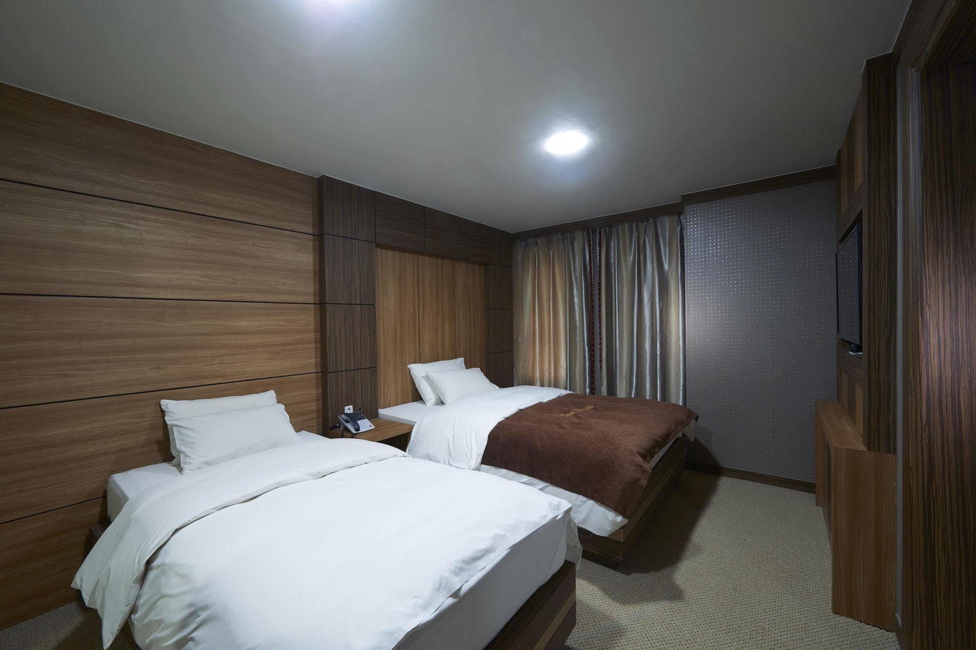 Benikea Premier Hotel Siheung Bagian luar foto