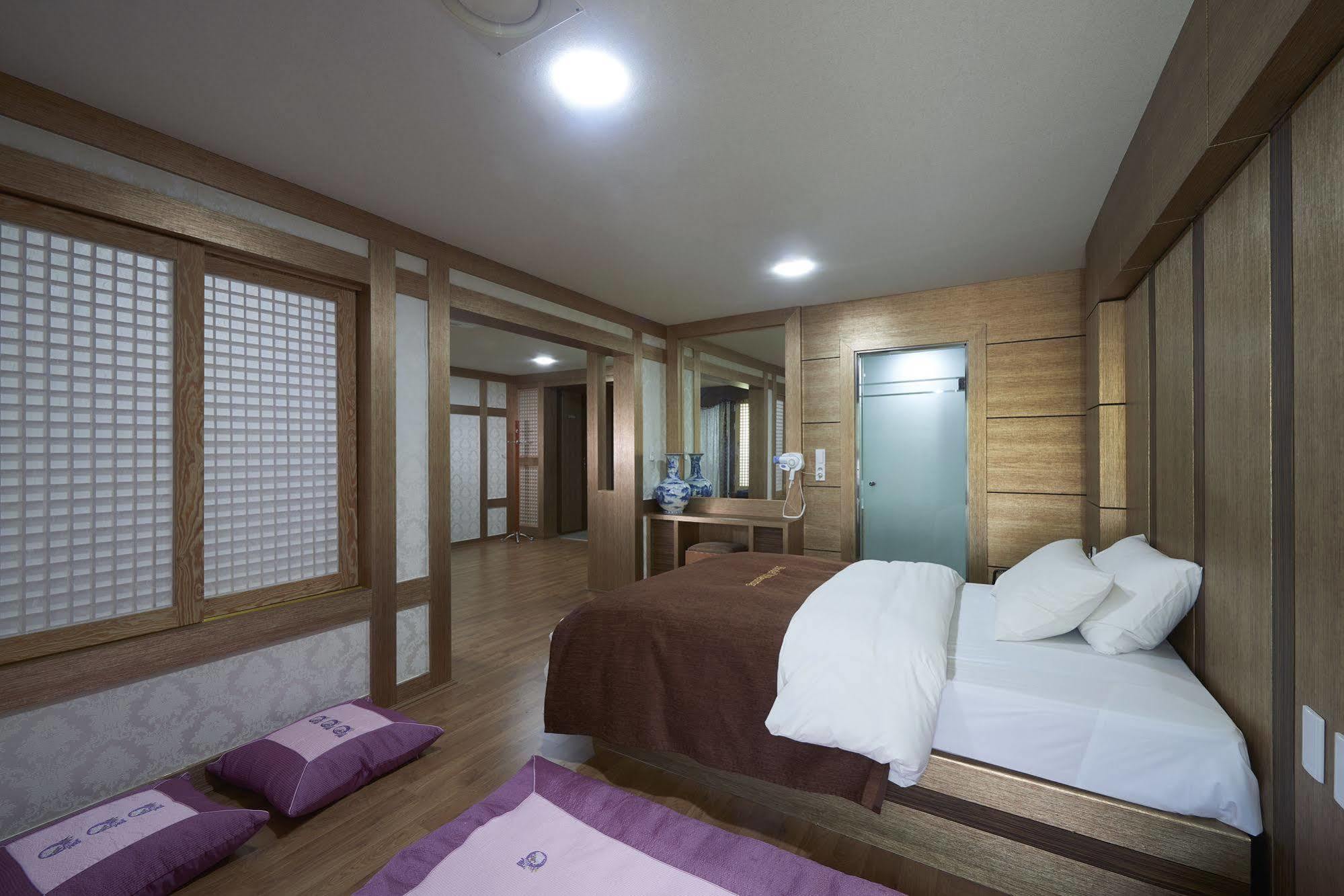Benikea Premier Hotel Siheung Bagian luar foto