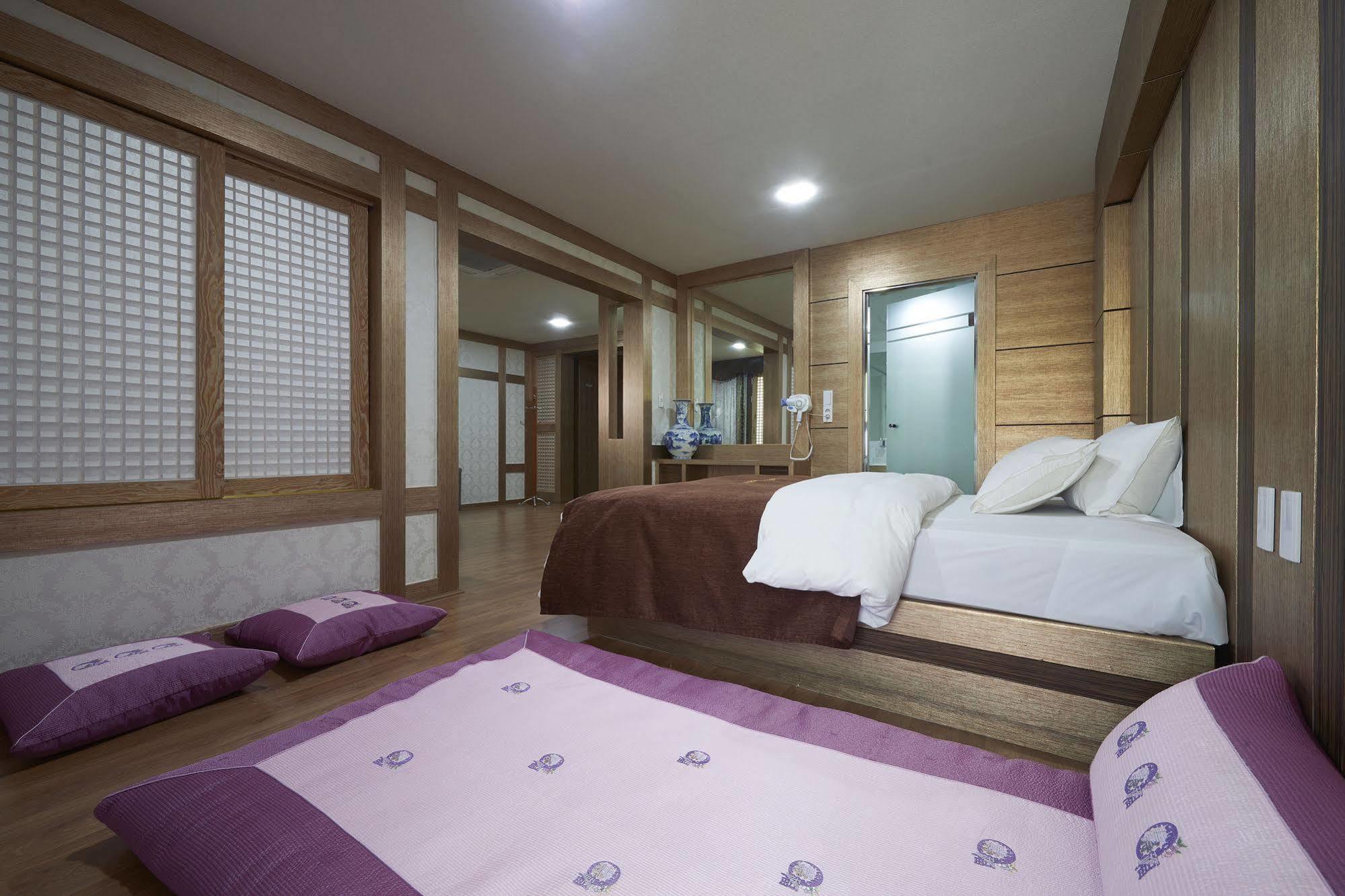 Benikea Premier Hotel Siheung Bagian luar foto
